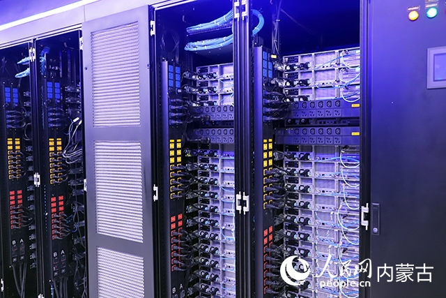 內(nèi)蒙古高性能計算公共服務平臺機房。人民網(wǎng)記者 苗陽攝