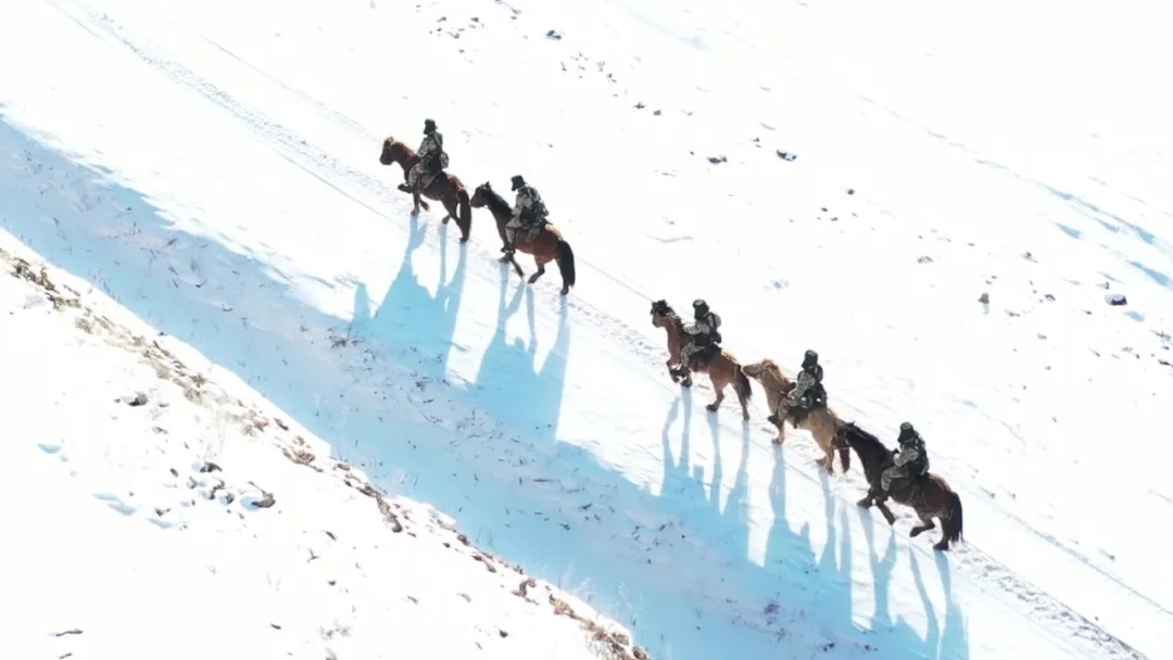 迎著朝陽在邊防線上巡邏的執(zhí)勤官兵。賴志強(qiáng) 攝.webp.jpg