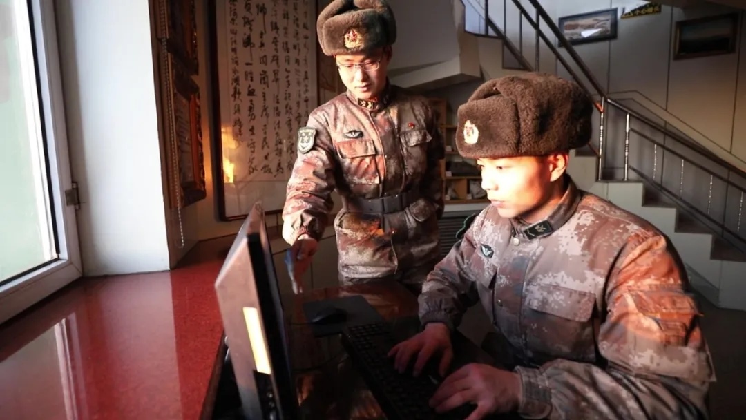 哨所內(nèi)，官兵們熟練操作視頻監(jiān)控系統(tǒng).webp.jpg