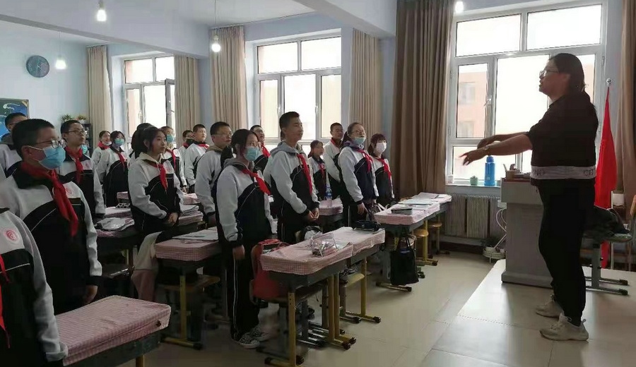 1617373663202559.jpg 錫林郭勒盟第六中學(xué)7年級(5)班開展“愛國大家唱”主題班隊會活動.jpg