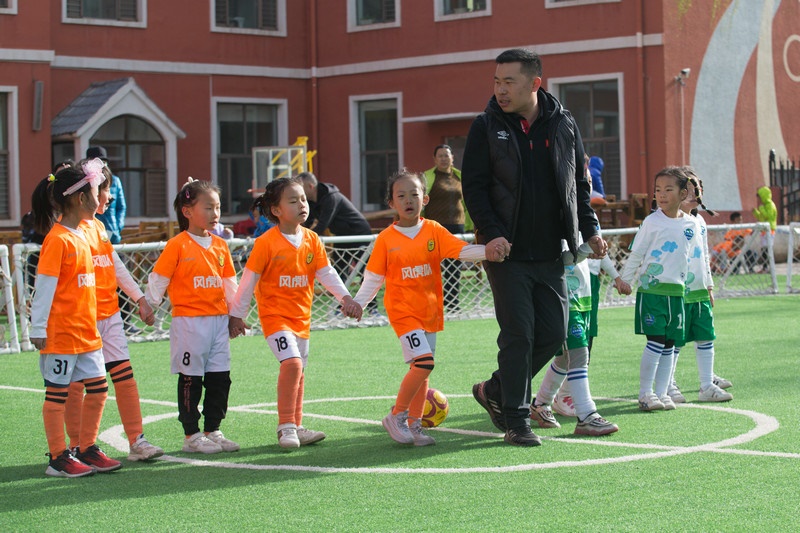 8.趣味比賽結(jié)束后，足球教師武穆帶領(lǐng)孩子們到場邊謝場.jpg