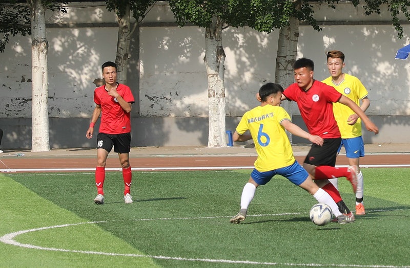 2.大學(xué)生足球聯(lián)賽本科組比賽現(xiàn)場，內(nèi)蒙古工業(yè)大學(xué)（紅色）對陣內(nèi)蒙古醫(yī)科大學(xué).jpg