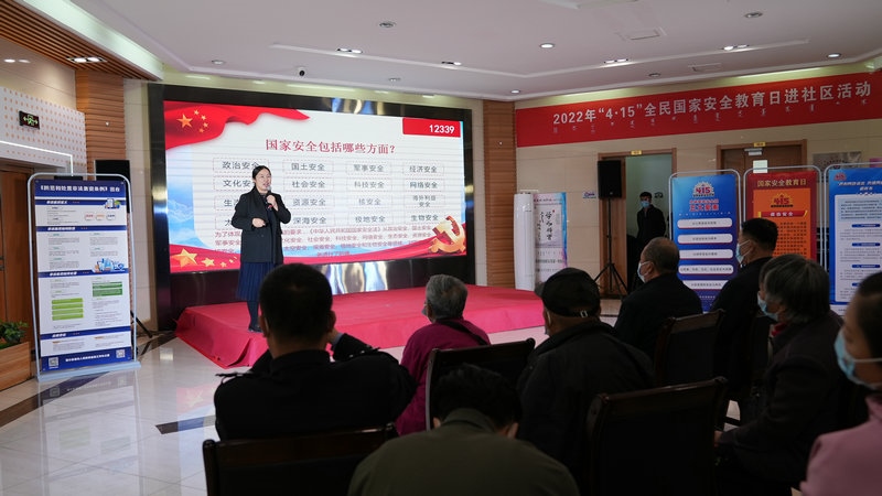 線下聯(lián)合各國家安全委員單位同步開展“國家安全進(jìn)社區(qū)”活動，現(xiàn)場通過以國家安全知識問答為主線，穿插烏蘭牧騎演出、國家安全宣講、發(fā)放國家安全法律法規(guī)讀本等形式，圍繞什么是國家安全、國家安全包含哪些內(nèi)容、如何維護(hù)國家安全等方面，為社區(qū)老百姓開展宣傳宣講，同時作為現(xiàn)場“進(jìn)社區(qū)”活動與線上直播活動連線，把現(xiàn)場熱烈氣氛帶到網(wǎng)絡(luò)，與大家共同分享。 (4)_副本.jpg