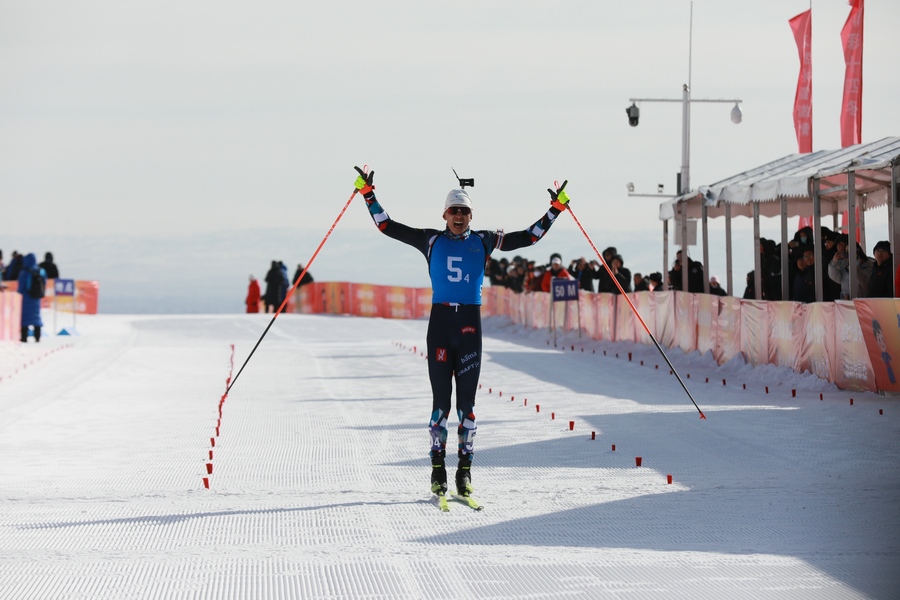 1708668427110643.jpg 河北選手閆星元率先沖過(guò)終點(diǎn)線(xiàn).JPG