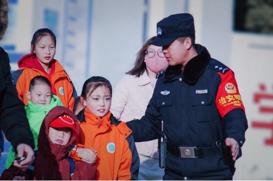 站好“護(hù)學(xué)崗”，守護(hù)“成長路”——南地公安持續(xù)開展護(hù)學(xué)行動(dòng)494.png