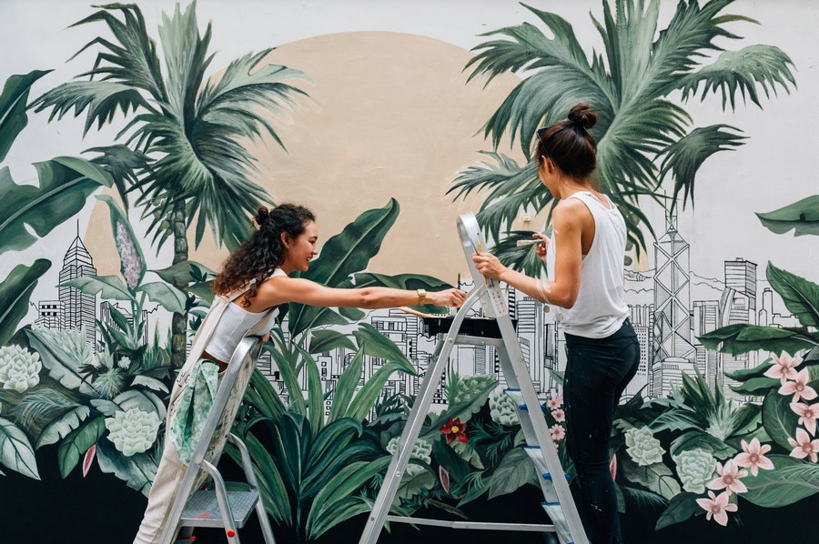 05. 藝術(shù)家梅慧欣、連佩汶與她們創(chuàng)作的壁畫作品.jpg