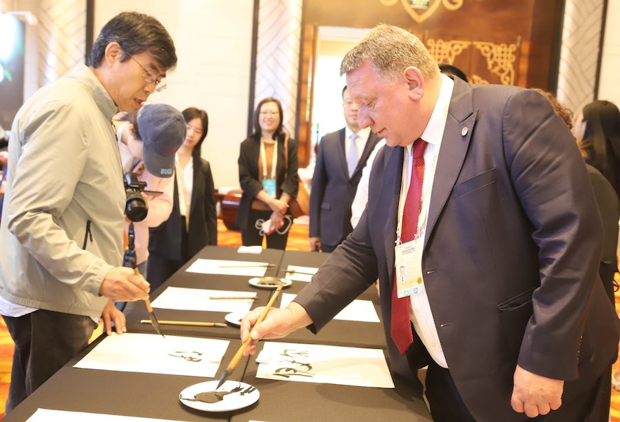 非遺、書法、文創(chuàng)齊亮相！2025年國家重要橋頭堡智庫論壇讓中外嘉賓讀懂北疆文化