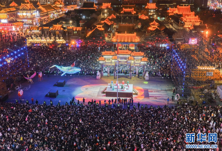 2025年12月31日晚，呼和浩特市玉泉區(qū)塞上老街旅游休閑街區(qū)跨年夜活動現(xiàn)場游人如織。新華網(wǎng)發(fā)（丁根厚 攝）.jpg