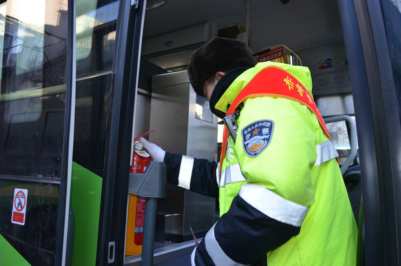 1770880856144242.jpg 2026212交警.jpg