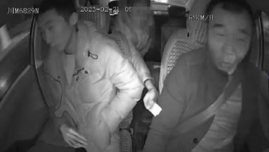 凌晨女子打車到江邊，并掏出百元大鈔給司機(jī)稱不用找了。資陽(yáng)公安供圖