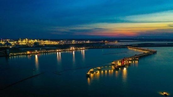 圖為中科煉化自建港口碼頭，30萬噸級(jí)原油泊位