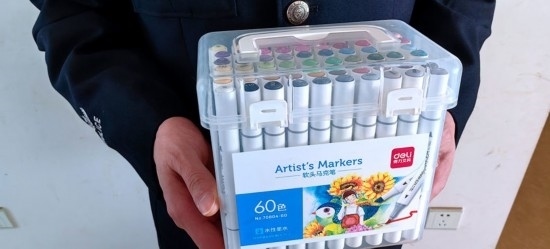 民警送上的馬克筆。資陽市公安供圖