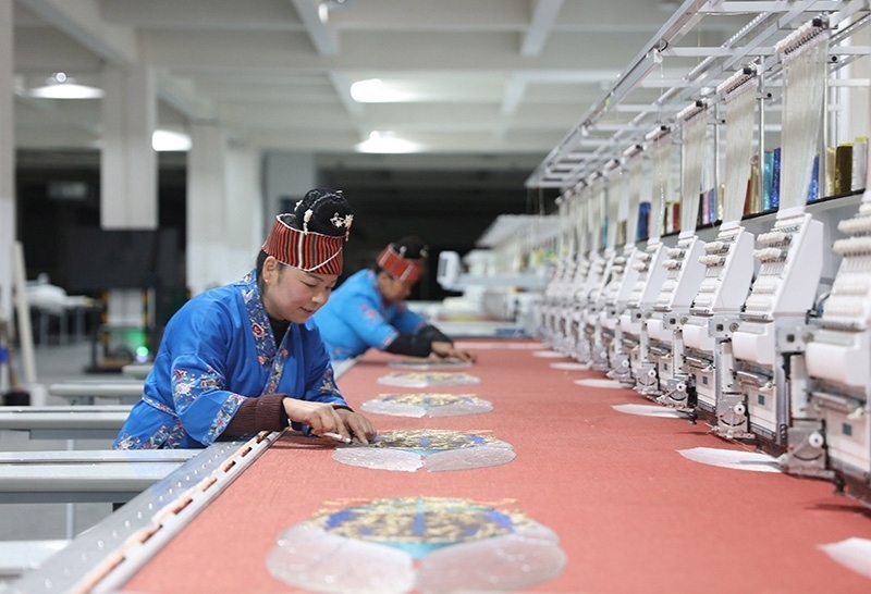 2023年2月13日，貴州省黔東南苗族侗族自治州施秉縣工業(yè)園區(qū)，工人在機繡車間作業(yè)。