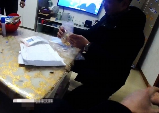 失主對照清單清點黃金等貴重物品。資陽市公安供圖