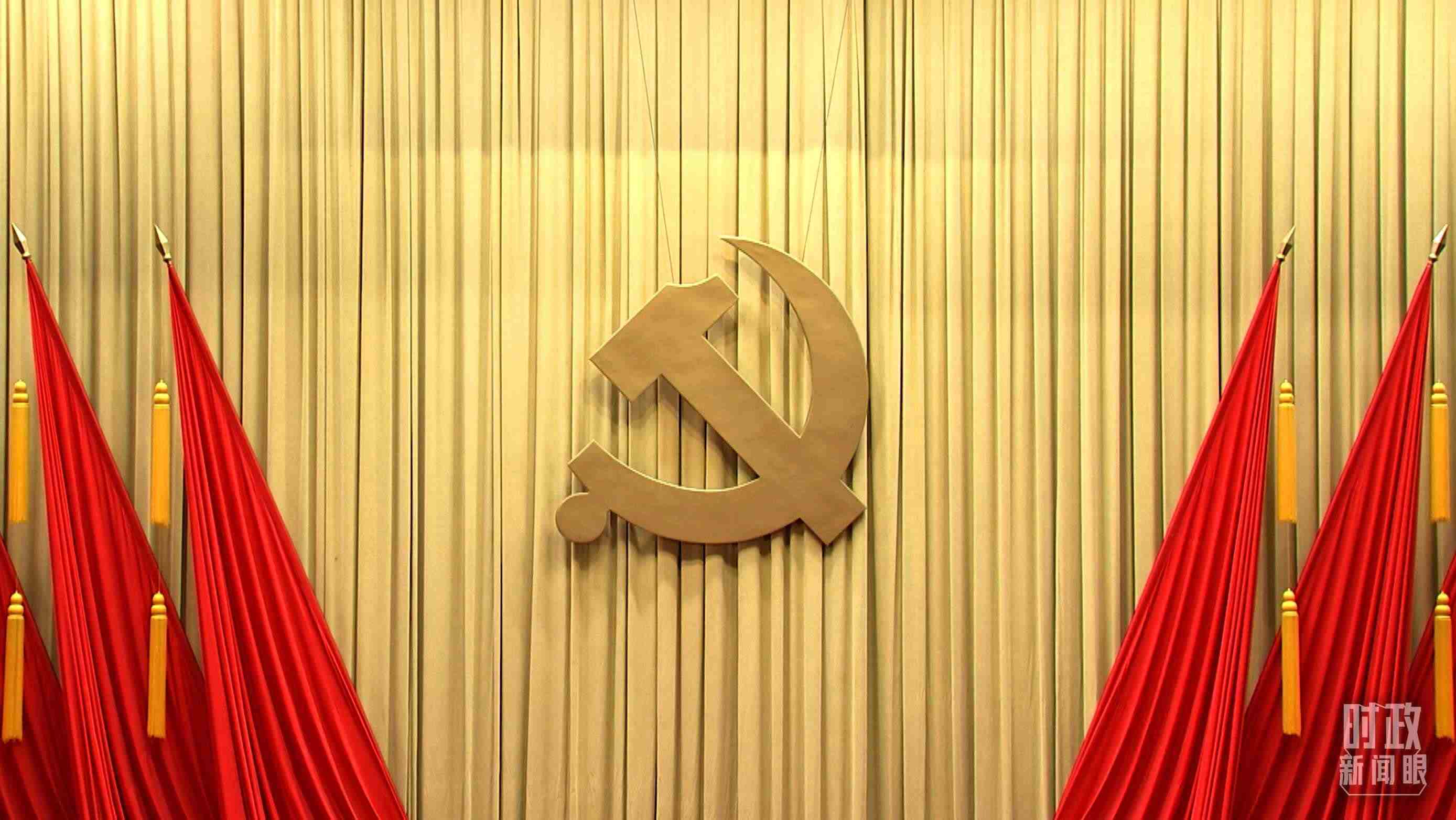 △會場上莊嚴(yán)的黨徽。（總臺央視記者郭鴻拍攝）