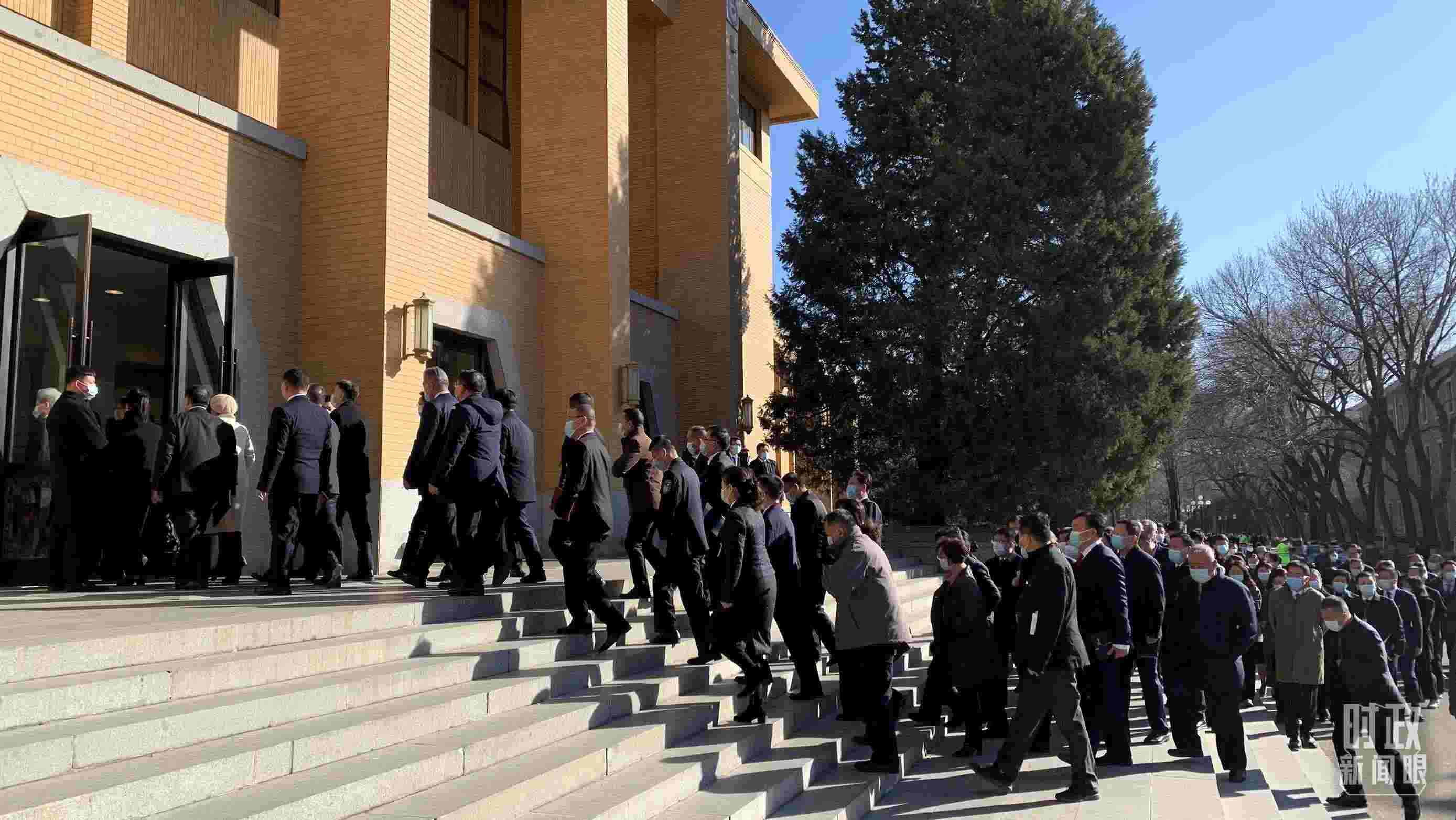 △參加這次慶祝大會暨開學(xué)典禮的與會人員正在步入會場。（總臺央視記者段德文拍攝）