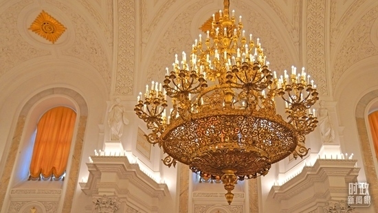 △喬治大廳內(nèi)燈光璀璨。（總臺國廣記者李晉拍攝）