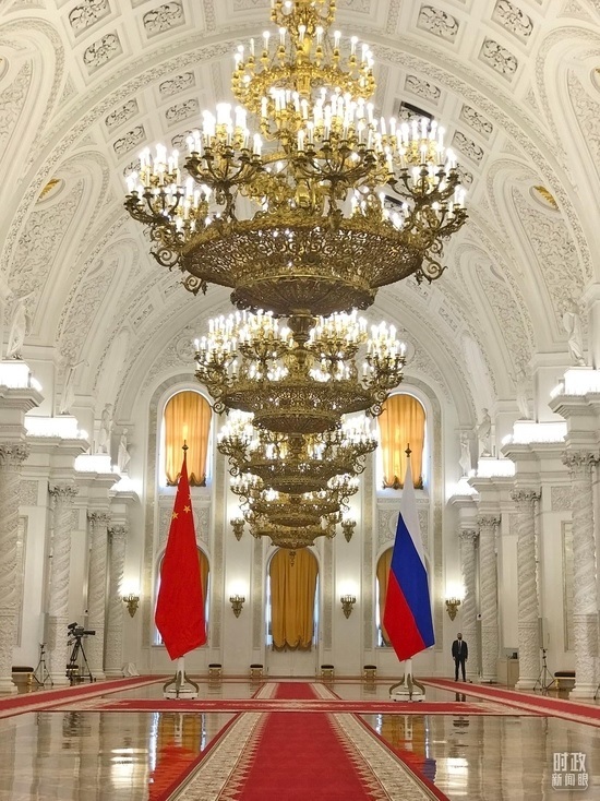 △克里姆林宮喬治大廳，習(xí)主席在這里同普京總統(tǒng)握手合影。（總臺央視記者石偉明拍攝）