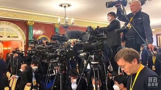 △等待中俄兩國元首共見記者的中外媒體同仁。（總臺央視記者段德文、李輝拍攝）