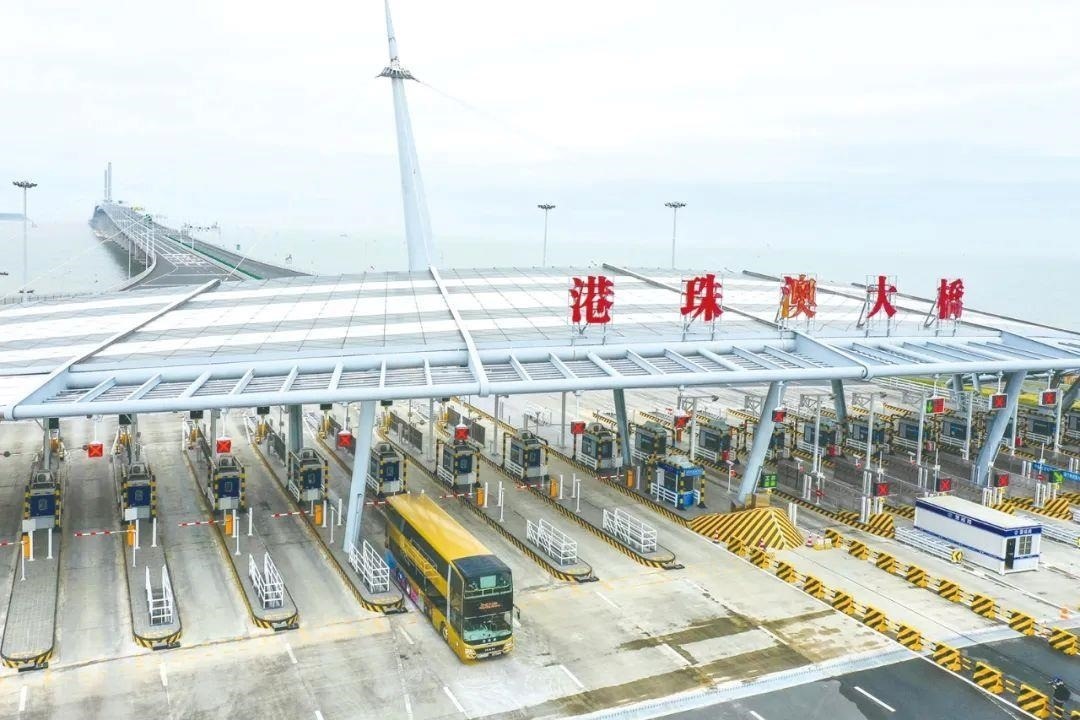 △一輛從香港開往珠海的港珠澳大橋穿梭巴士入境珠海。