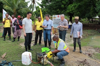 世界衛(wèi)生組織評估專家組評估援桑血吸蟲病現(xiàn)場媒介控制工作（受訪機構提供）