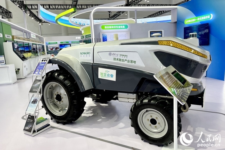 通過手機，就能指揮新能源無人駕駛拖拉機在田里作業(yè)。人民網(wǎng) 錢嘉禾攝