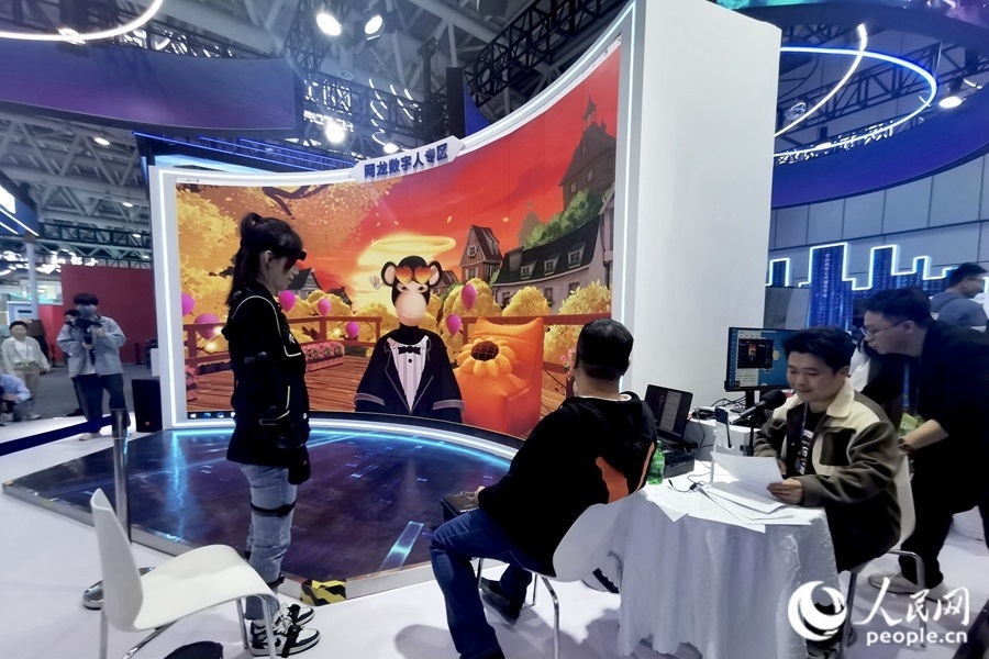 數(shù)字人主播“無聊猿”。人民網(wǎng) 葉青卿攝