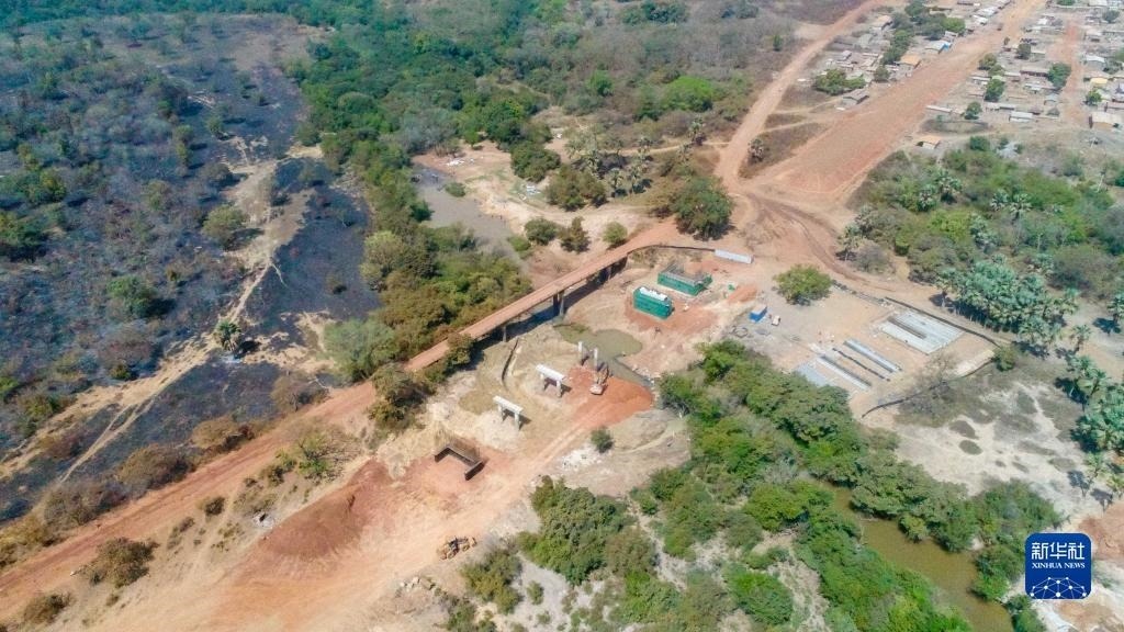 這是1月12日在科特迪瓦西北部奧迭內(nèi)省拍攝的北部公路項(xiàng)目施工現(xiàn)場(chǎng)（無人機(jī)照片）。新華社發(fā)（中國(guó)港灣工程有限責(zé)任公司供圖）