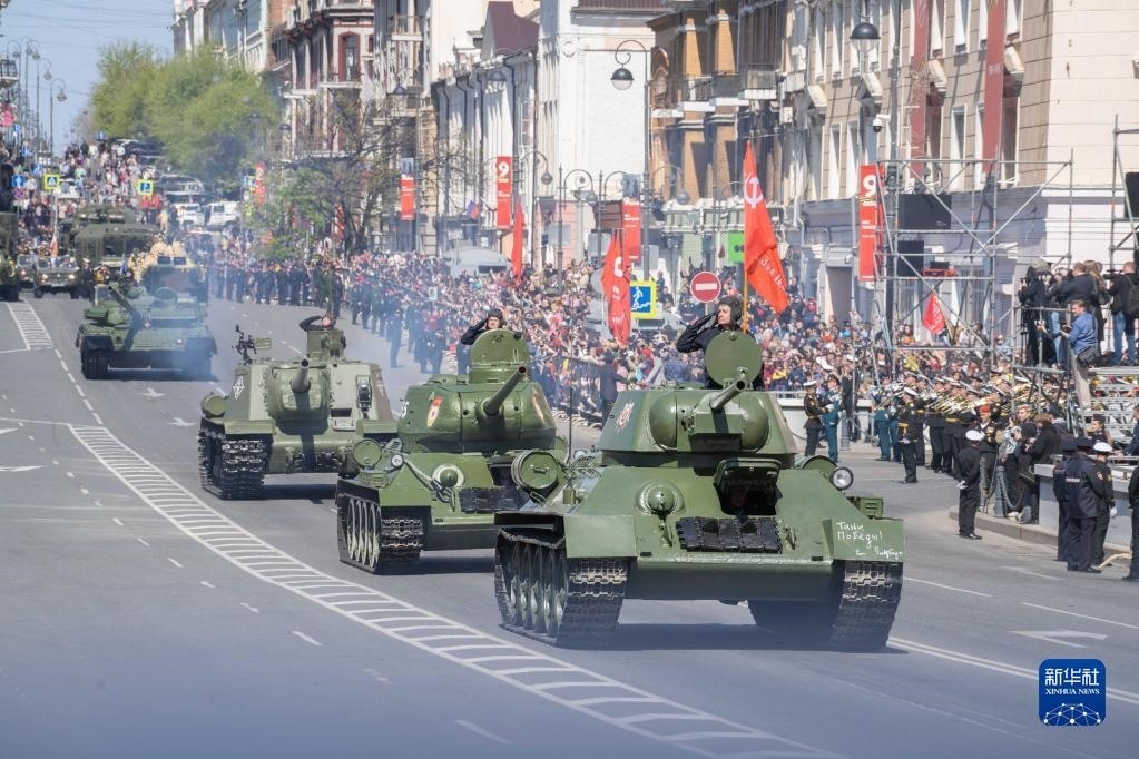 5月9日，在俄羅斯符拉迪沃斯托克市，坦克編隊參加閱兵式。新華社發(fā)（郭飛洲攝）
