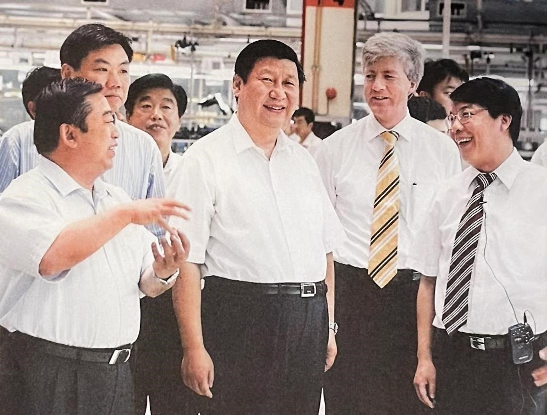 2007年7月，習(xí)近平調(diào)研上海大眾汽車(chē)有限公司。