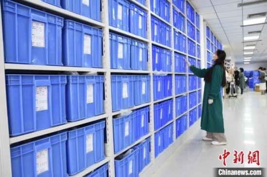 圖為鄭州大學(xué)人骨考古實驗室內(nèi)的骨骼標(biāo)本庫。王宇 攝