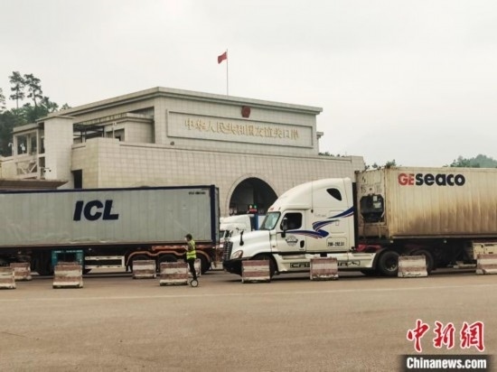 近日，位于中越邊境廣西憑祥市的友誼關(guān)口岸車水馬龍，裝載著東盟水果的跨境車輛來往不斷。黃艷梅 攝