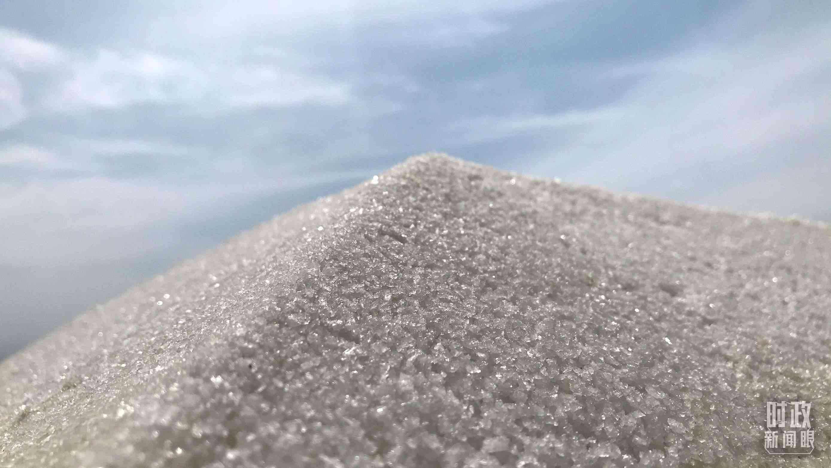 △鹽湖出產(chǎn)的河東大鹽。（總臺央視記者石偉明拍攝）