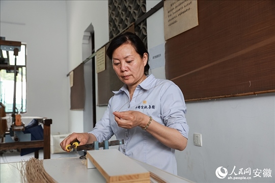 撈紙需要兩位師傅默契配合。人民網(wǎng)記者 張俊攝