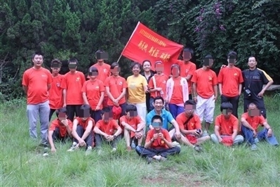 項目辦開展活動合影，喬海云（后排中，黑衣）和張月如（后排右一）