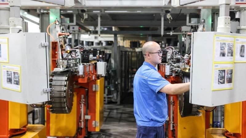 工作人員在貴州輪胎股份有限公司的“5G全連接工廠”成型區(qū)作業(yè)（2022年5月17日攝）。新華社記者 歐東衢 攝