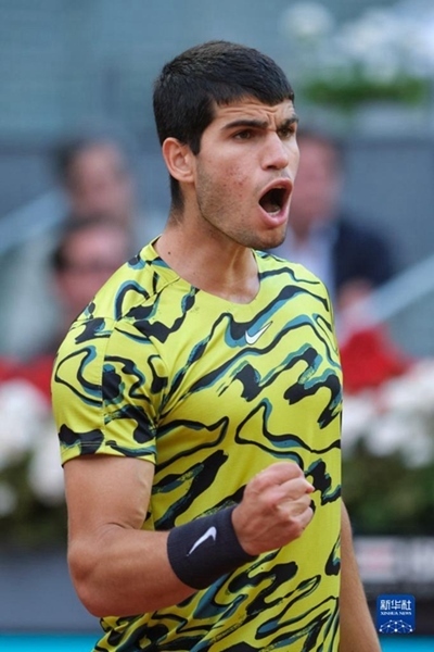 5月7日，阿爾卡拉斯在比賽中慶祝得分。當日，在西班牙馬德里網(wǎng)球公開賽男單決賽中，西班牙選手阿爾卡拉斯以2比1戰(zhàn)勝德國選手施特魯夫，奪得冠軍。新華社記者 孟鼎博 攝