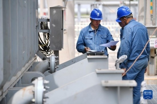 5月27日，電力工人在工程現(xiàn)場(chǎng)進(jìn)行檢修作業(yè)。