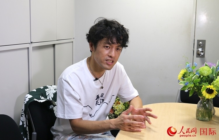 竹內(nèi)亮接受人民網(wǎng)專訪。人民網(wǎng) 許可攝