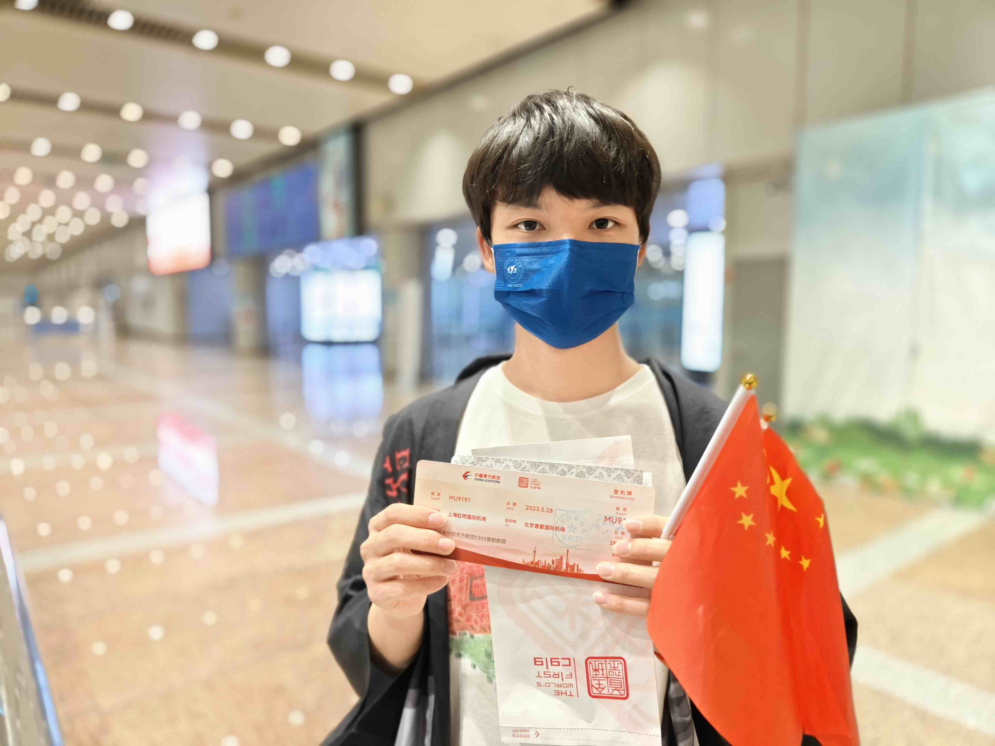 張可立向記者展示有著紀(jì)念意義的登機(jī)牌。人民網(wǎng)記者 夏曉倫攝