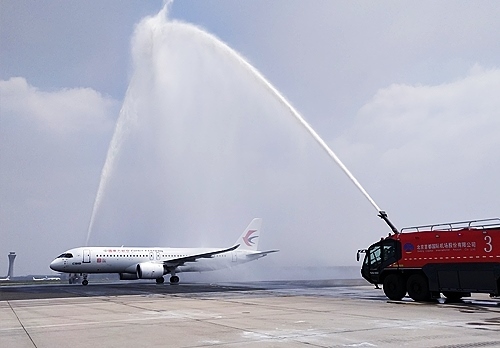 C919穿過(guò)象征民航最高禮儀的“水門(mén)”。東航供圖