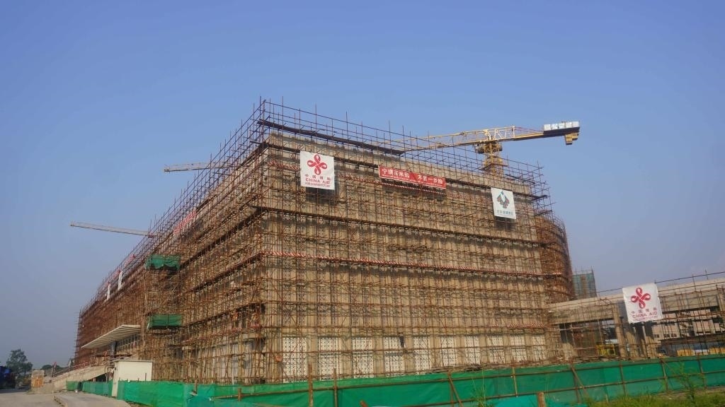 這是2023年5月23日在剛果（金）首都金沙薩拍攝的由中國援建的中部非洲文化藝術中心項目施工現(xiàn)場。