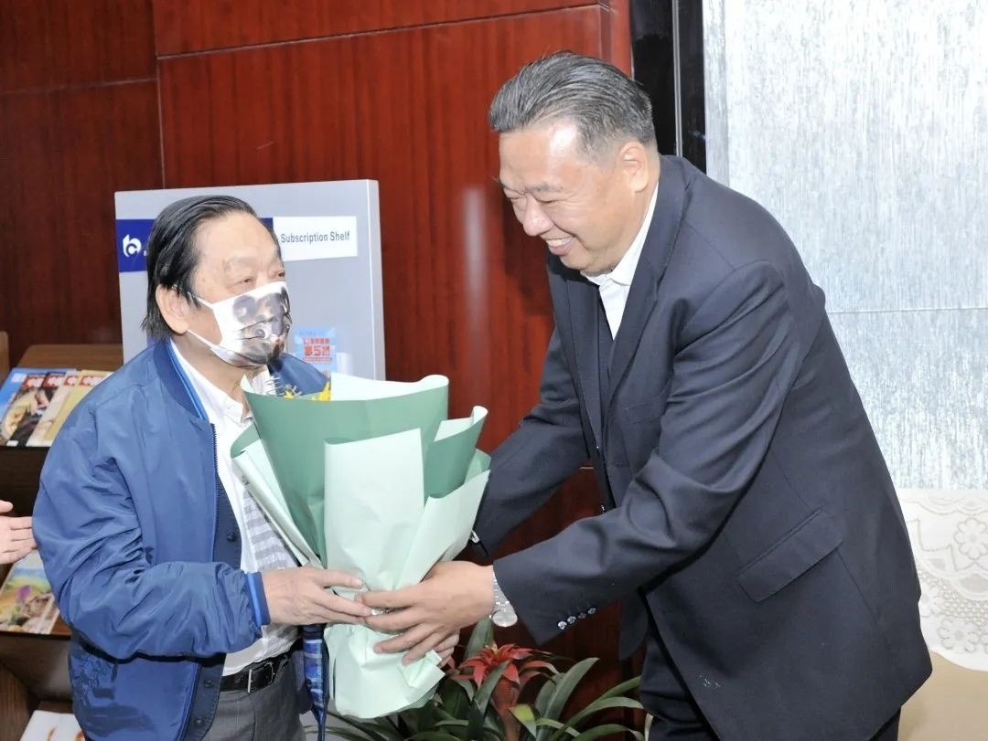 ▲青海省政協(xié)副主席、青海省林草局黨組書記、局長(zhǎng)、祁連山國(guó)家公園青海省管理局局長(zhǎng)李曉南在機(jī)場(chǎng)迎接韓美林