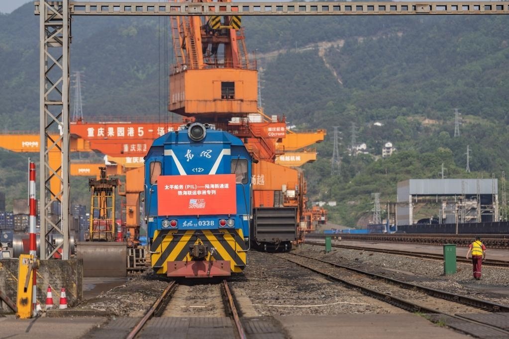 這是2023年4月27日，太平船務——西部陸海新通道江鐵海聯(lián)運非洲專列在重慶果園港魚嘴站等待發(fā)車。