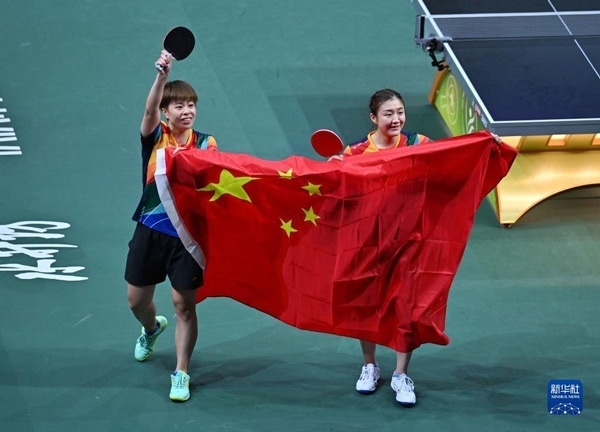 5月27日，陳夢（右）/王藝迪慶祝勝利。當日，在南非德班進行的2023年世界乒乓球錦標賽女子雙打決賽中，中國選手陳夢/王藝迪以3比0戰(zhàn)勝韓國選手田志希/申裕斌，奪得冠軍。新華社記者 陶希夷攝