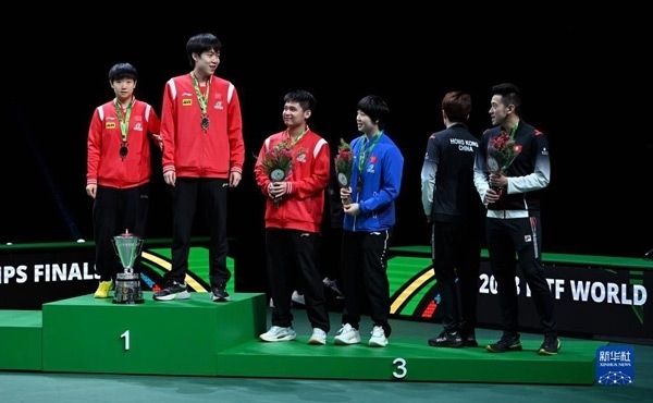 5月26日，冠軍中國組合王楚欽（左二）/孫穎莎（左一）與季軍中國組合林詩棟（左三）/蒯曼（左四）、中國香港組合黃鎮(zhèn)廷（右一）/杜凱琹在頒獎儀式后交流。新華社記者 陶希夷攝