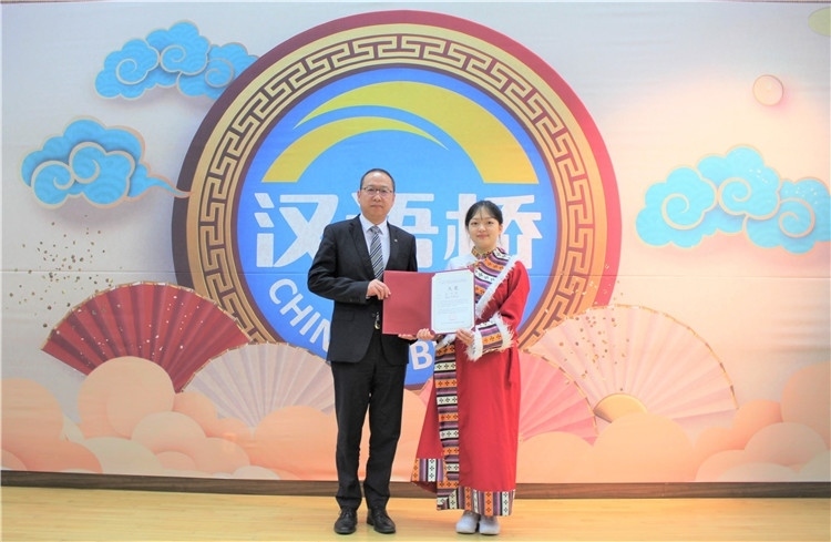 中國銀行首爾分行行長周建軍為大學(xué)生組冠軍頒獎并頒發(fā)就業(yè)證書。首爾孔子學(xué)院供圖