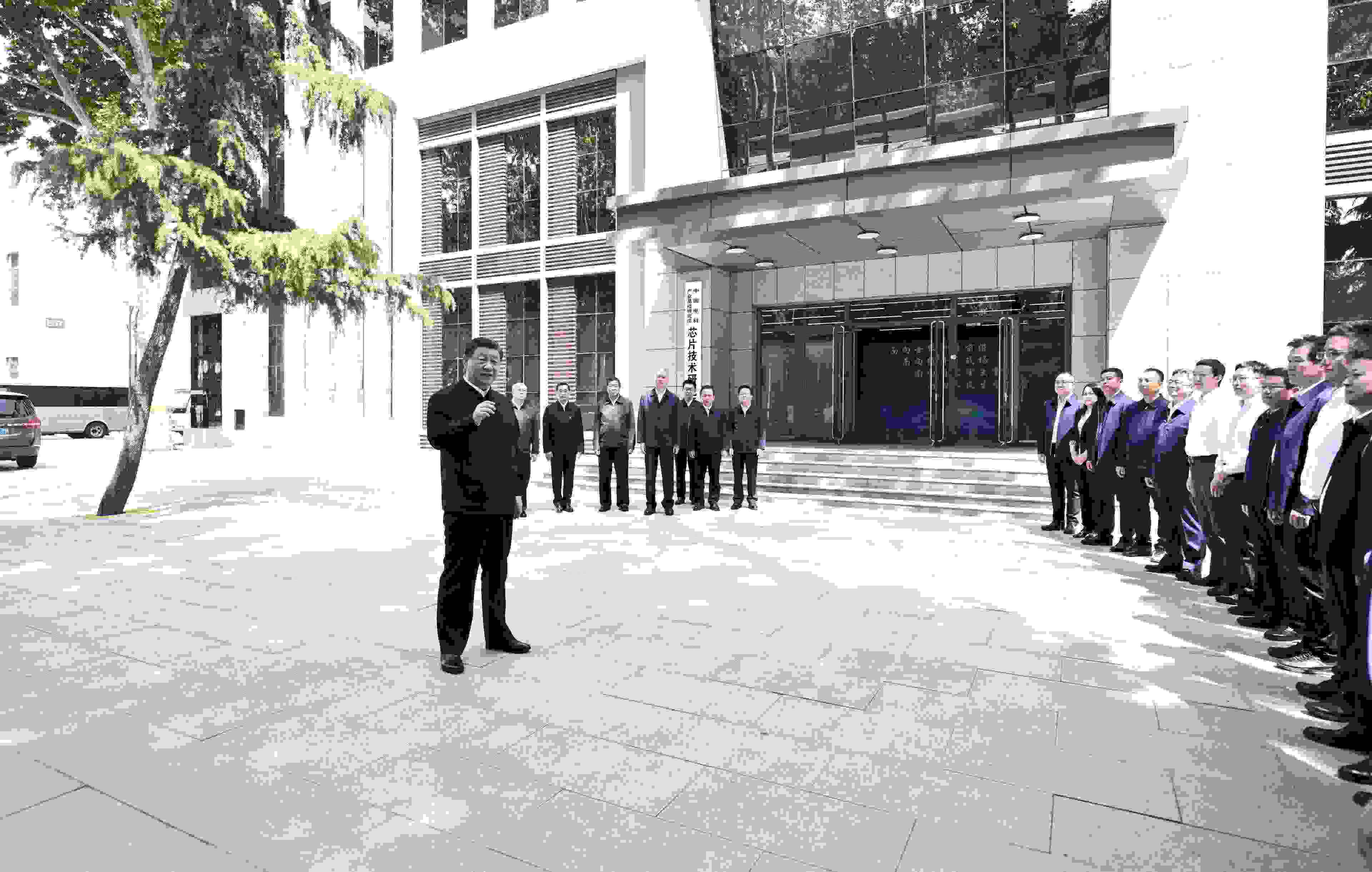 △2023年5月12日，習近平總書記在中國電科產(chǎn)業(yè)基礎研究院同科技工作者交流。