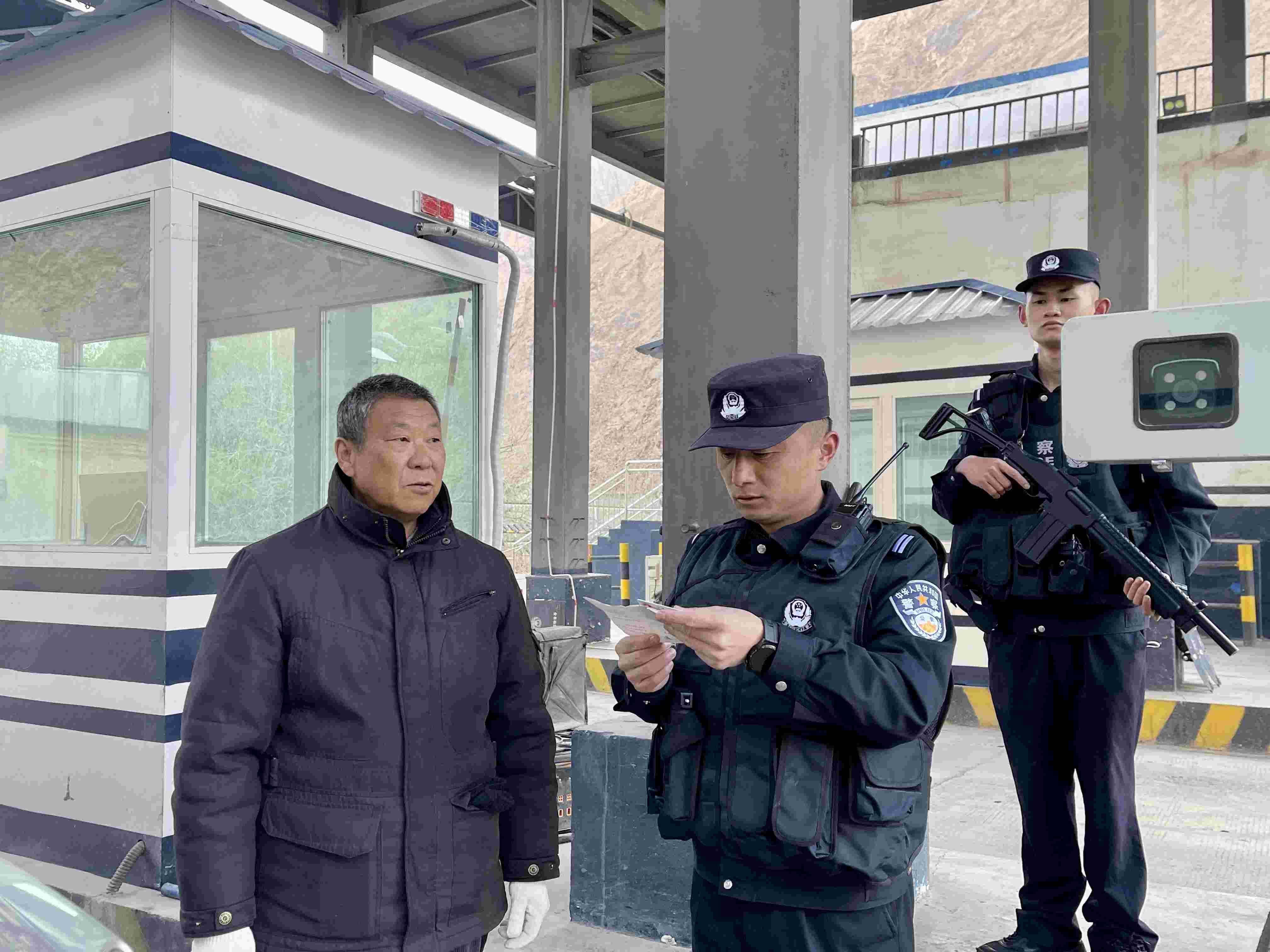 在庫地邊境檢查站，陳暢核對(duì)進(jìn)出邊境管理區(qū)人員信息。人民網(wǎng) 周靜圓攝