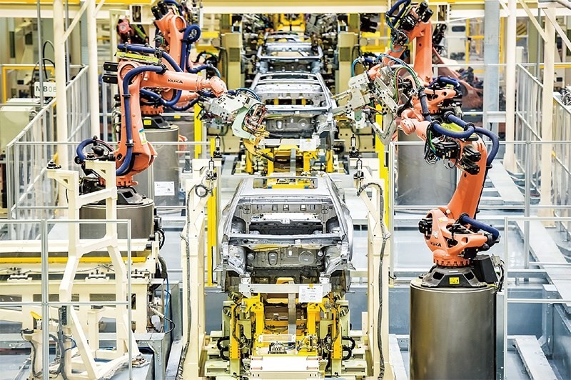 發(fā)展新能源汽車是我國從汽車大國邁向汽車強國的必由之路。2022年中國新能源汽車產(chǎn)銷分別實現(xiàn)705.8萬輛和688.7萬輛，連續(xù)8年位居世界第一。圖為廣汽埃安第一智造中心焊裝車間正在熱火朝天地生產(chǎn)。 廣汽埃安新能源汽車股份有限公司供圖